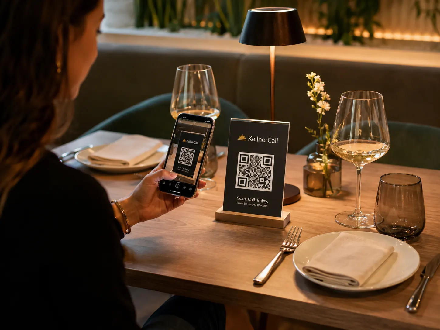Gast scannt am Restauranttisch einen KellnerCall QR-Code